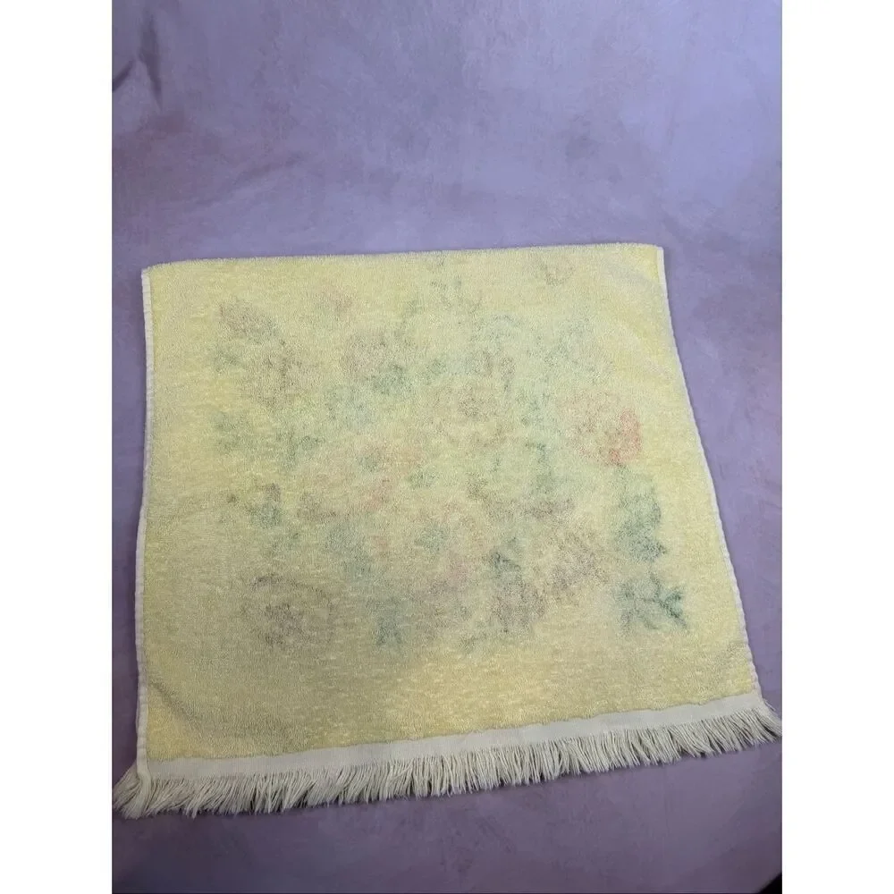 Vintage Flower Power Bath Towel 1970s Yellow 21x40”